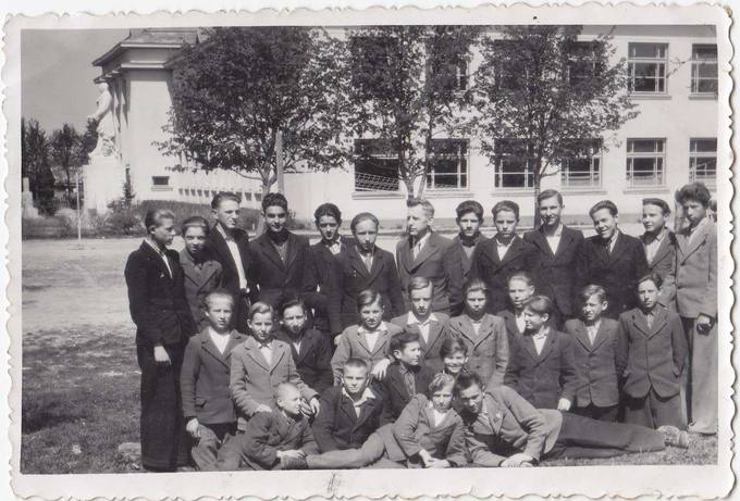 Pasvalio gimnazijos ketvirtoji klasė 1947 metais